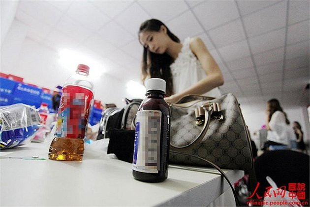 Ngày thứ ba luyện tập trước khi biểu diễn chính thức, áp lực, mệt mỏi cộng với điều hòa công suất lớn khiến cô phải sử dụng đến thuốc ho và nước tăng lực để duy trì sức khỏe.