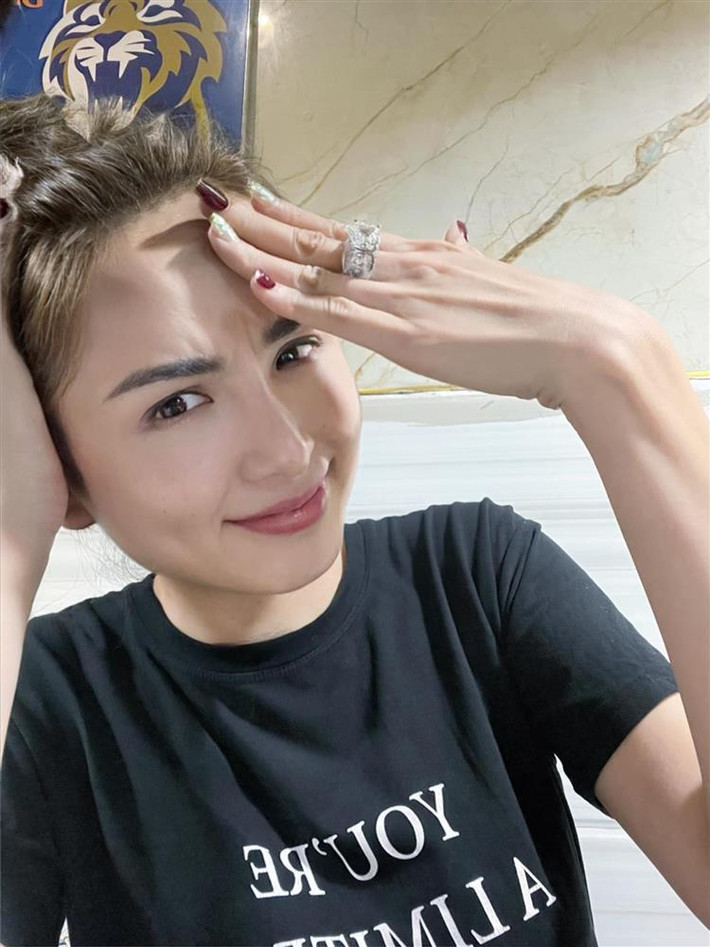 Loạt ảnh của Diễm Hương khiến ai nấy không khỏi trầm trồ. Dưới phần bình luận, nàng hậu cũng lấp lửng giá trị trang sức lên tới hơn 3 tỷ đồng. "Muốn xỉu luôn á, có hơn 3 tỷ chứ nhiêu", chân dài tương tác trước thắc mắc của dân mạng.