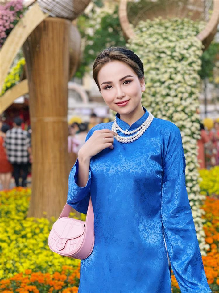Diễm Hương sinh năm 1990, được biết đến khi đăng quang Hoa hậu Thế giới người Việt 2010. Cô từng đại diện Việt Nam thi Miss Earth 2010 và Miss Universe 2012.
