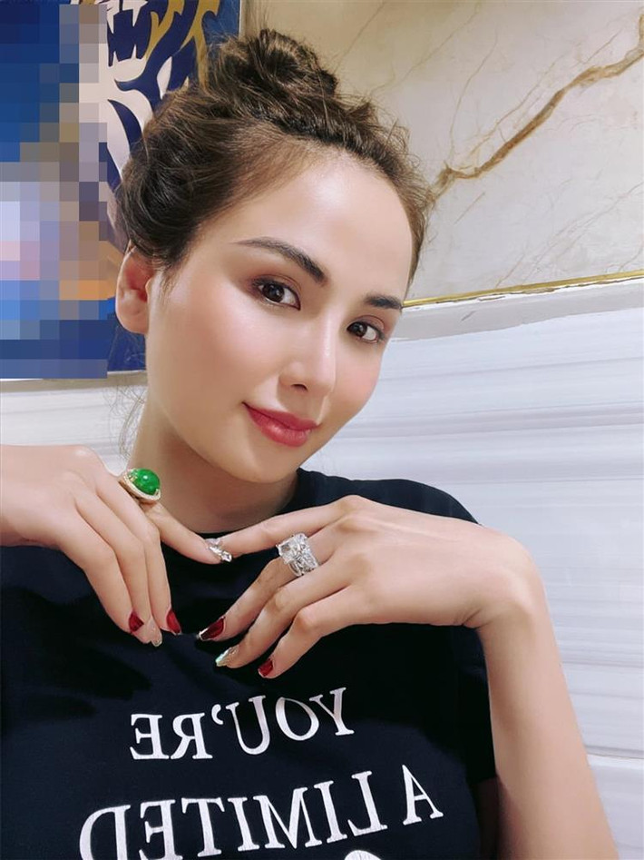 Mới đây, Diễm Hương có bài đăng gây chú ý trên mạng xã hội. Người đẹp 9X khoe loạt ảnh selfie cùng khối trang sức "khủng". Nàng hậu viết kèm: "Nhiều khi thấy 'nặng nề' quá. Cái lắc có 3 cây, cái trên cổ 4 cây, rồi trên tay tự nhiên mang cả căn hộ 2 phòng ngủ lên. Ta nói mệt ơi là mệt. Cần kiếm người làm nhẹ nhàng cuộc sống".