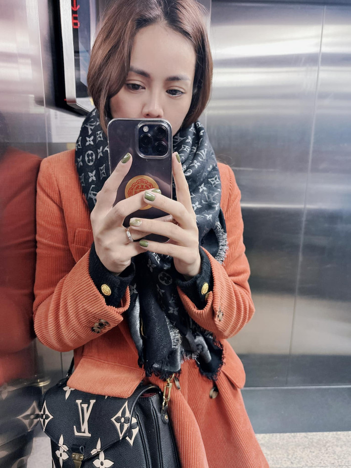 "Định viết gì đó cho sâu sắc nhưng nghĩ đi nghĩ lại thấy ít nói cho nó sang các bác ạ", Ngọc Hà - vợ NSND Công Lý tâm trạng.