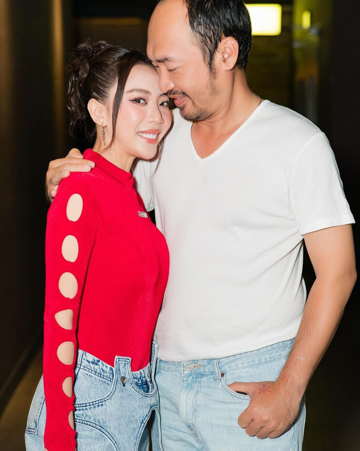 Thu Trang - Tiến Luật đăng ảnh ngọt ngào bên nhau.