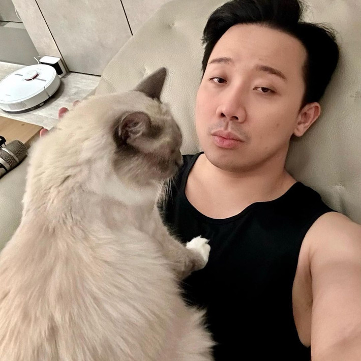 MC Trấn Thành đăng ảnh với vẻ ngoài mệt mỏi.