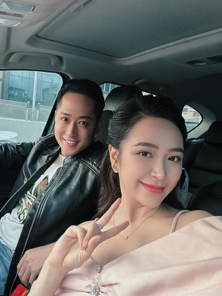 Diễn viên Kim Oanh "Dưới bóng cây hạnh phúc" đăng ảnh selfie vui vẻ cùng bạn diễn Mạnh Hưng.