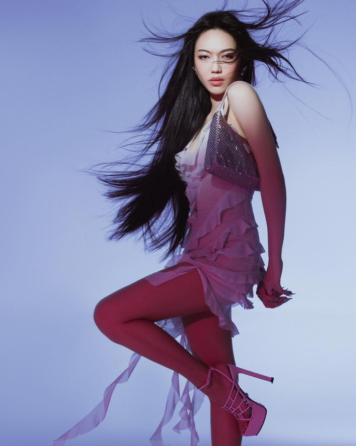 Sao Việt Diệu Nhi xuất hiện với hình tượng cá tính, sexy hút mắt người nhìn dịp đầu năm.