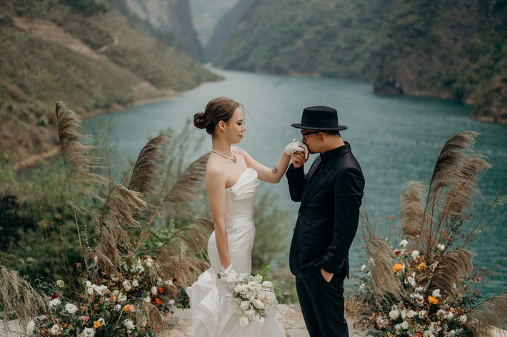 Hà Lê cùng vợ chọn thung lũng hoa tam giác mạch tại Sủng Là hay Dinh Vua Mèo trong thung lũng xã Sà Phìn làm bối cảnh chụp ảnh cưới. Rapper giải thích anh và vợ đều thích du lịch nên dù quãng đường tới Hà Giang rất vất vả, anh vẫn quyết định chọn nơi đây để ghi lại khoảnh khắc đáng nhớ nhất trong cuộc đời. Ê-kíp của anh mất một ngày để di chuyển từ Hà Nội tới địa điểm chụp hình.
