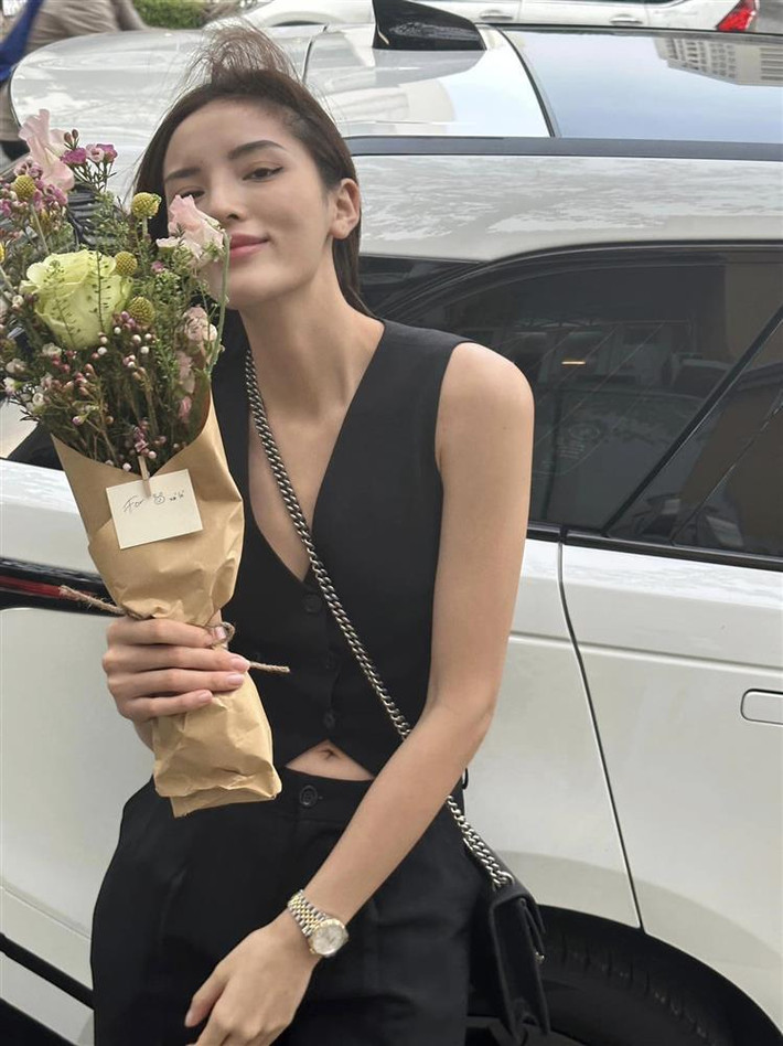 Hoa hậu Kỳ Duyên hân hoan: "Hoa có gu như người tặng. Happy Valentine's Day mọi người".