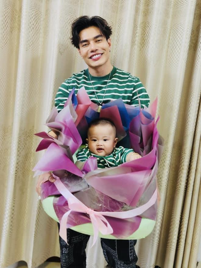 Lê Dương Bảo Lâm khiến ai nấy bật cười thích thú khi mang con ra làm quà tặng vợ: "Quà 14/2 vậy sao Quỳnh Quỳnh chịu nổi. Em yêu ơi, yêu em... Kỷ niệm 12 năm cưới nhau chẳng dư gì, chỉ dư tình cảm và những đứa con đáng yêu".