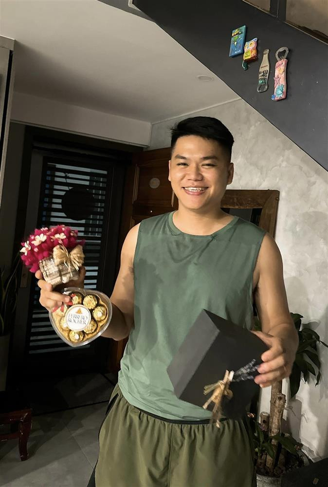 Lê Phương cũng khiến người hâm mộ trầm trồ khi khoe: "Nhận hoa, quà, Socola của chồng từ đêm qua".