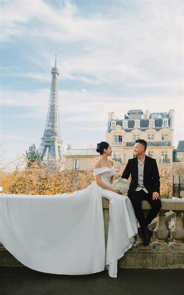 Thay vì vật phẩm, ông xã Lưu Đê Ly lại tặng vợ hơn 200 triệu đồng vào tài khoản. Được chồng tặng quà "khủng", nữ diễn viên vẫn chưa "thỏa mãn". Cô muốn ông xã Huy DX "tặng" mình thêm một cô con gái.