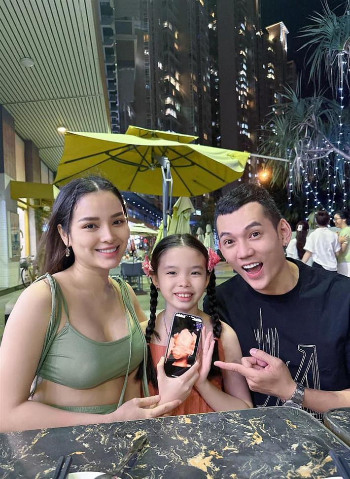 Lý Bình và Phương Trinh Jolie hân hoan khoe món quà vô giá trong Lễ tình nhân, đó là trái ngọt tình yêu của 2 vợ chồng, đang trong thời kỳ thai nghén.