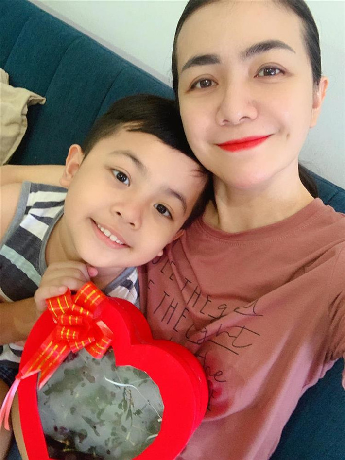 Diễn viên Ái Châu hào hứng: "Quà 14/2 bé nhỏ bất ngờ của ba Huỳnh Đông này, còn ting ting trong tài khoản với tin nhắn 'ba mới có lương' nữa".
