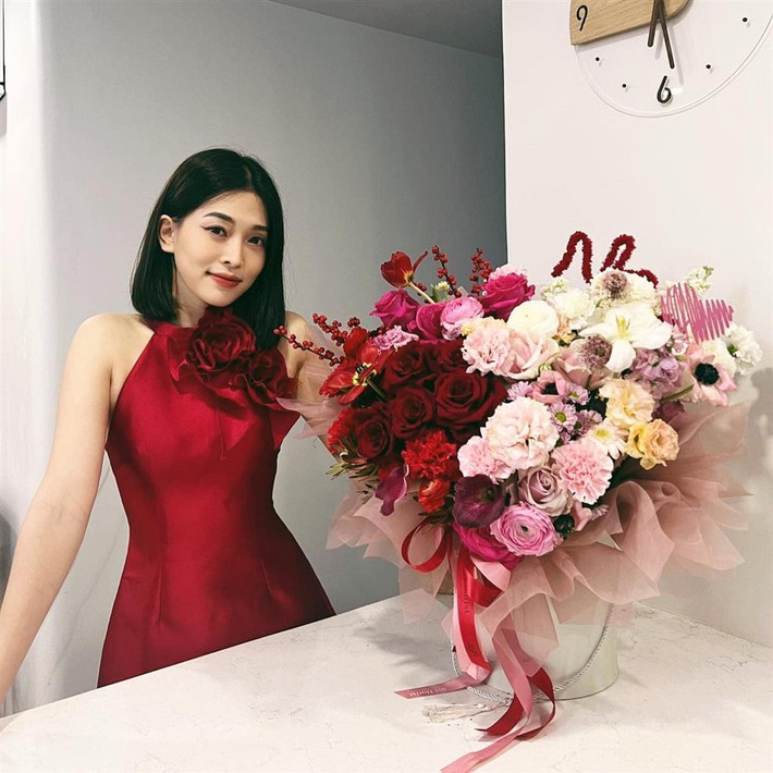 Á hậu Bùi Phương Nga khoe quà 14/2 do ông xã Bình An tặng.