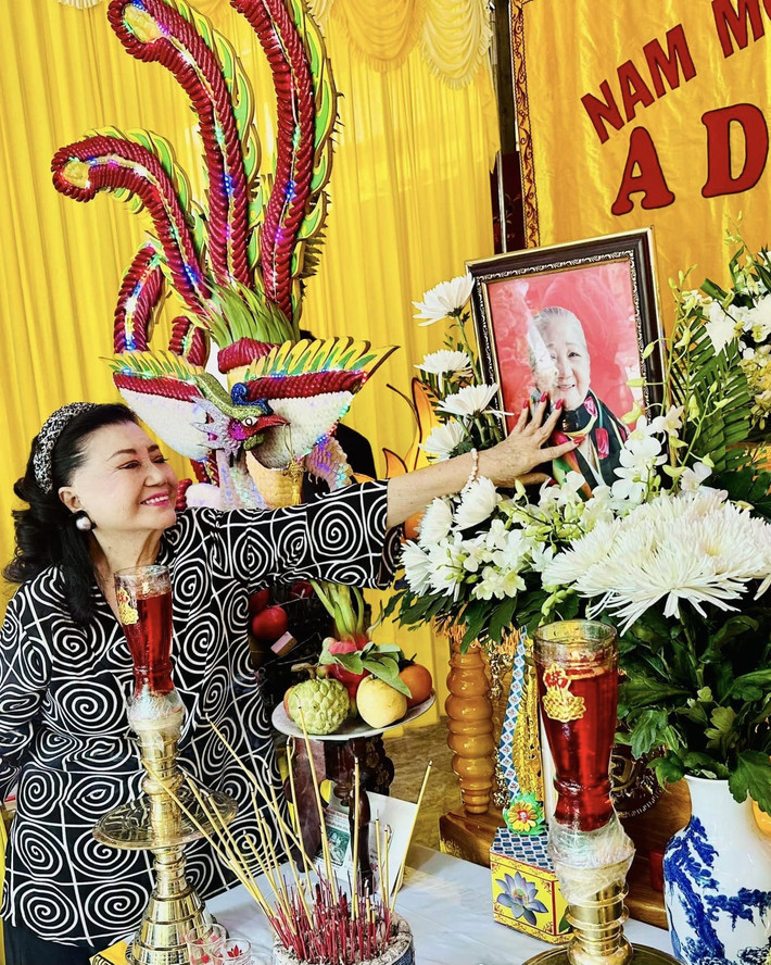 NSND vuốt ve di ảnh đàn chị. Bà nói, Thiên Kim là cô đào đắt show nhất Khu dưỡng lão nghệ sĩ, luôn san sẻ niềm vui và tinh thần lạc quan cho mọi người.