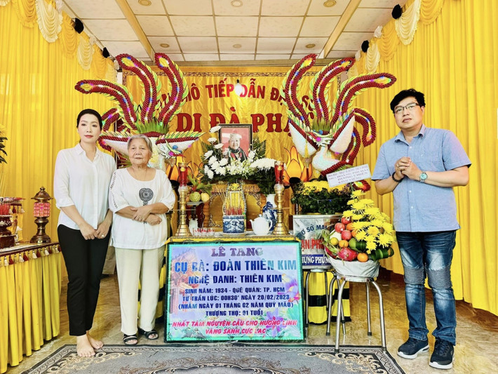 Tang lễ của nghệ sĩ Thiên Kim diễn ra từ 14h ngày 20/2 đến hết ngày 21/2. Buổi di quan diễn ra sáng 22/2 có NSND Kim Cương, NSND Trần Ngọc Giàu, NSƯT Lê Thiện, NSƯT Trịnh Kim Chi... và các nghệ sĩ lão thành của Khu dưỡng lão.