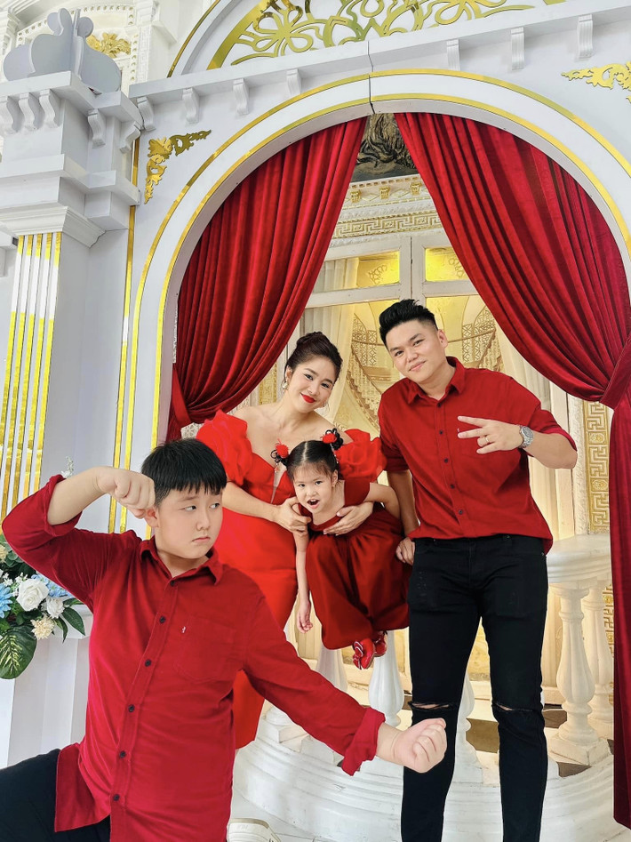 Gia đình diễn viên sao Việt Lê Phương vui vẻ cùng nhau đi ăn cưới.