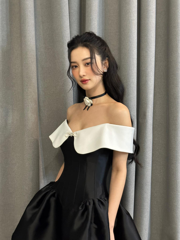 Jun Vũ khoe vai trần gợi cảm.