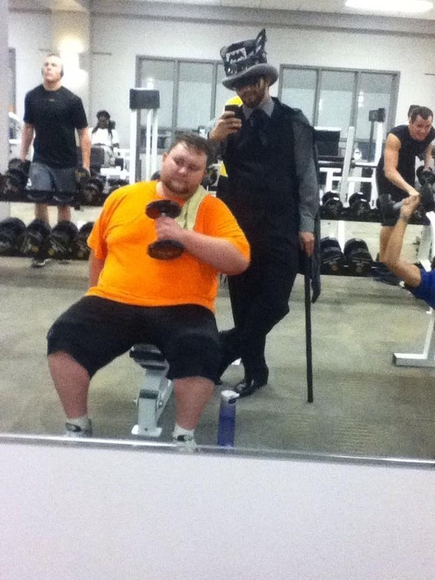 Vì người bạn của mình thấy xấu hổ khi đến phòng tập gym, chàng trai này đã quyết định ăn mặc thật "lố" để thu hút tất cả sự chú ý về phía mình, đồng thời giúp người bạn có thể tự tin tập luyện hơn.