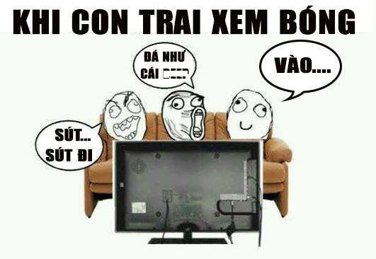Con trai tập trung vào bàn thắng...
