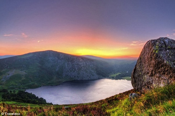 5. Dãy núi Wicklow, Ireland - "P.S I Love You" Dãy núi Wicklow sẽ khiến người ta liên tưởng đến những khung cảnh lãng mạn trong bộ phim P.S I Love You. Những đồi cỏ xanh mướt trải dài bất tận, làn gió dịu nhẹ chắc chắn sẽ khiến bạn muốn được chìm đắm trong một câu chuyện tình sâu sắc và lãng mạn.