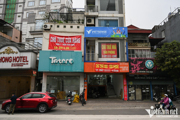 Nhiều mặt bằng có giá cho thuê đắt đỏ tại thủ đô như ở phố Huế, Nguyễn Thái Học, Hàng Khay, Tạ Hiện, Lương Văn Can, Bát Sứ, Xã Đàn, Chùa Bộc,... xuất hiện nhiều biển rao cho thuê cửa hàng.