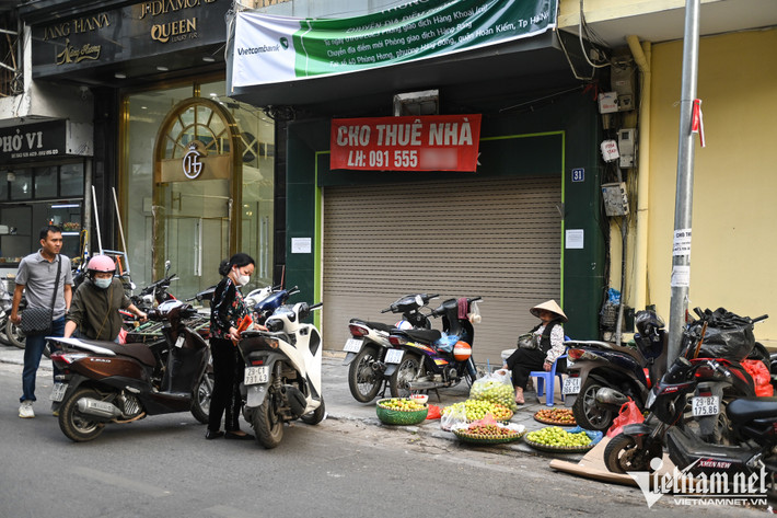 Vỉa hè phía trước các cửa hàng ở khu vực này được những người bán trà đá trưng dụng kê bàn ghế tiếp khách hoặc làm chỗ để xe máy.