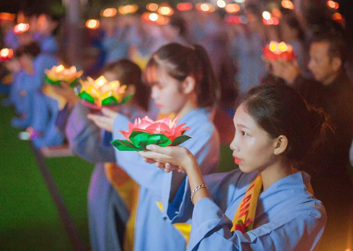 Giống như nhiều dịp lễ lớn trong năm, nhiều gia đình người Việt thực hiện nghi thức phóng sinh (thả các động vật như cá, chim, rùa... về môi trường tự nhiên), thăm mộ, thắp hương nhằm thể hiện sự tôn trọng, biết ơn với những người đã khuất. Ảnh: Vietnamnet