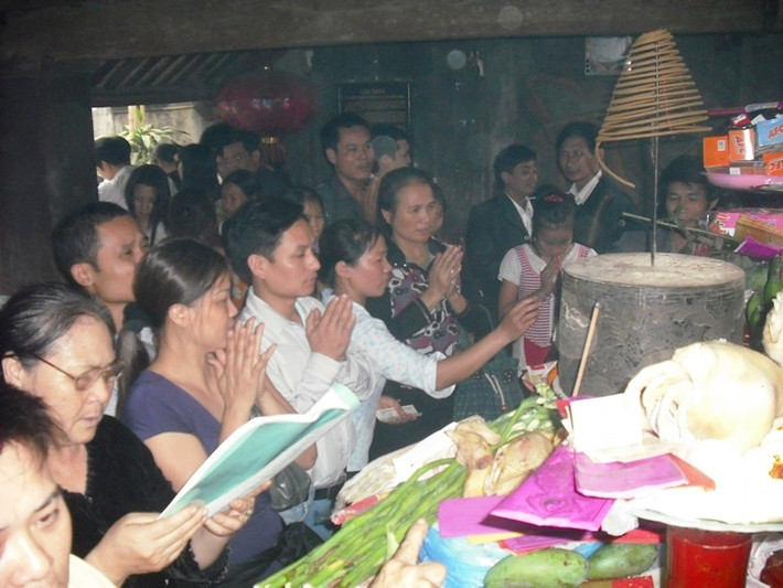 Thành kính dâng hương các Vua Hùng.