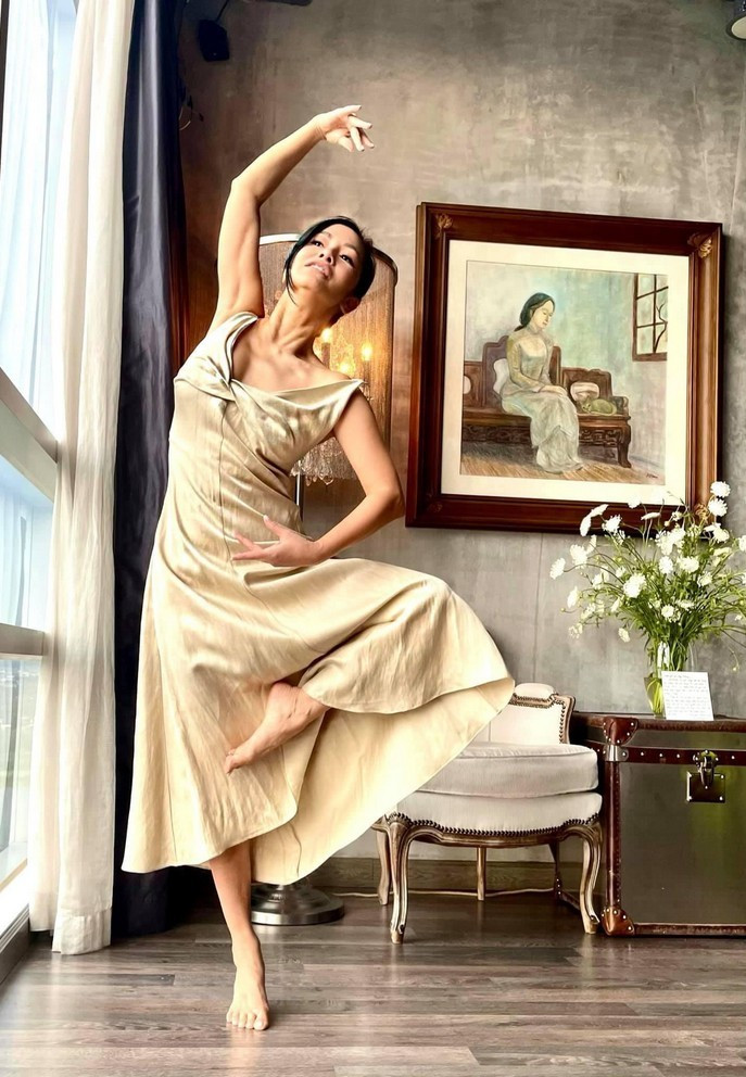 Diva Hồng Nhung tạo dáng vũ công ba lê khi vừa được một người em tặng bộ váy mới.