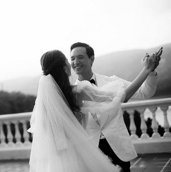 Bộ ảnh này tiếp tục là những shoot hình đen trắng nhưng lại đậm chất "ngôn tình". Màu ảnh buồn nhưng chủ thể vẫn toát ra được niềm hạnh phúc ngập tràn bằng những ánh mắt những nụ cười ngập tràn niềm vui, tình tứ. Quả nhiên là cặp đôi đẹp nhất nhì làng giải trí Việt!