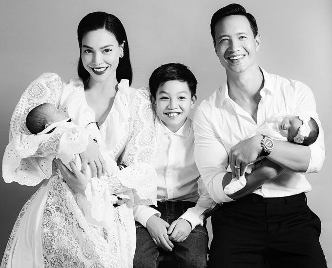 Thậm chí, gia đình đã thực hiện bộ ảnh với cặp sinh đôi Leon - Lisa và anh cả Subeo.