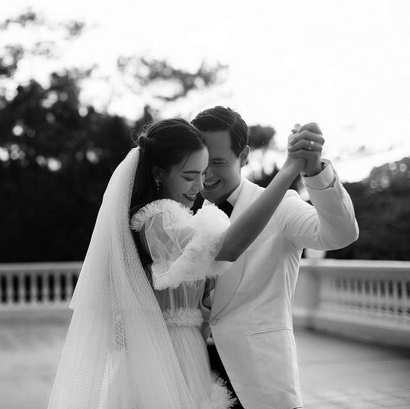 br/> Mới đây, Hồ Ngọc Hà - Kim Lý gây sốt với bộ ảnh cưới ỉm hàng lâu cực lâu. Dù cả hai đã về chung cùng nhà, Hà Hồ đã hạ sinh cho Kim Lý một cặp song sinh đẹp như tranh nhưng cặp đôi vẫn chưa hề có đám cưới chính thức. Chính vì điều này mà người hâm mộ rất mong chờ một cái kết "happy ending" về một đám cưới thế kỉ của showbiz Việt. Việc nữ ca sĩ hé lộ series ảnh cưới càng khiến khán giả nôn nóng hơn mà thôi.