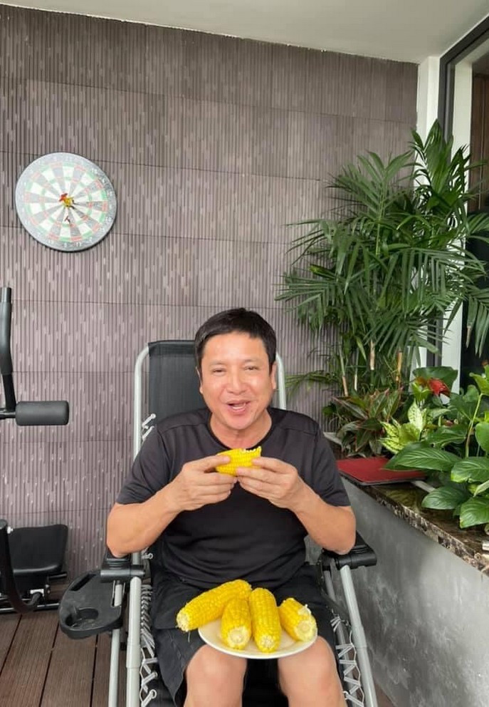 Nghệ sĩ Chí Trung hài hước cho biết ăn bắp nhằm tiết kiệm chi phí sinh hoạt mùa dịch.