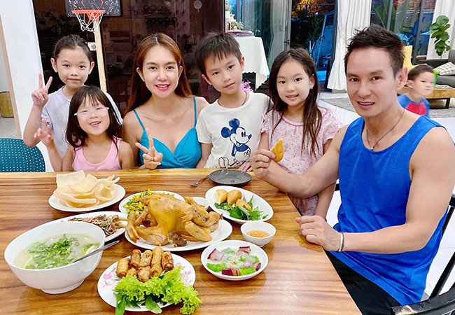 Lý Hải - Minh Hà và các con nhỏ sum vầy bên mâm cơm gia đình.
