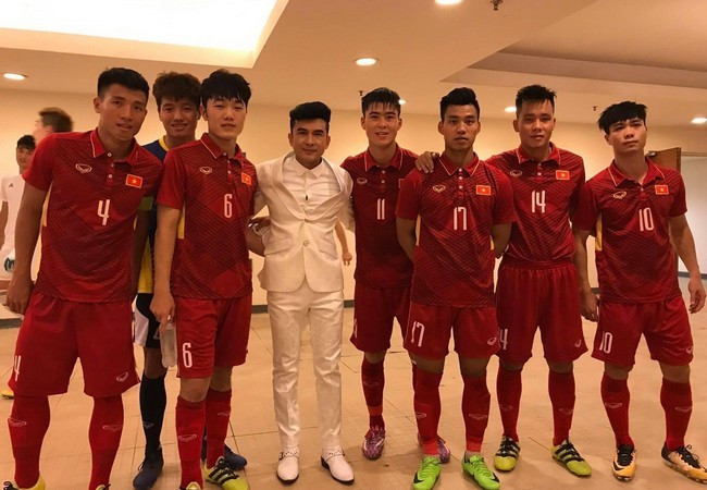 Đan Trường đăng ảnh cùng các tuyển thủ Việt Nam nhân dịp đội nhà chiến thắng 4-0 trước đối thủ Indonesia.