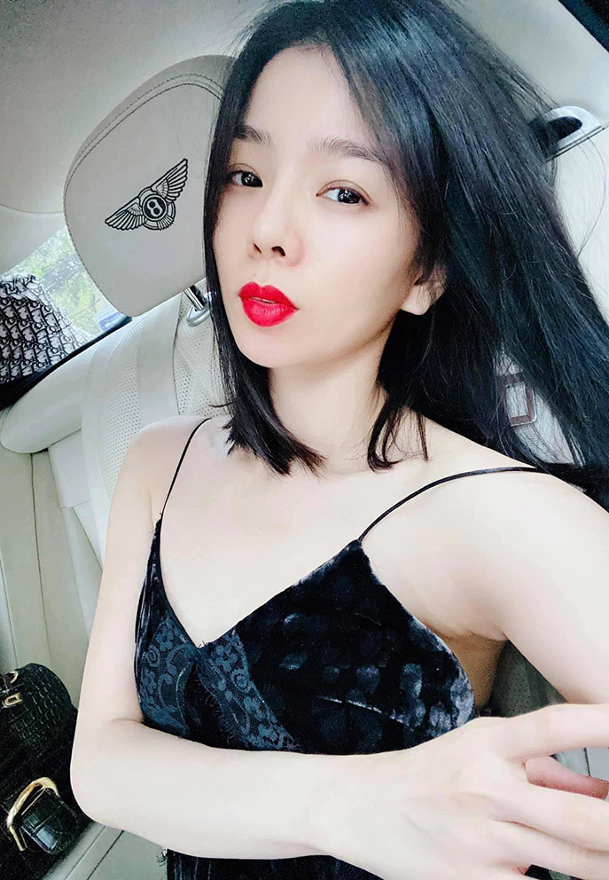 Lệ Quyên thường xuyên chia sẻ những hình ảnh khoe vóc dáng mảnh mai, trẻ trung trên trang cá nhân thời gian qua. Bên cạnh nhiều lời ngợi khen, một vài ý kiến bình luận tiêu cực. Một khán giả mỉa mai do cô quen "phi công" kém nhiều tuổi nên cố gắng để mình như gái mới lớn.