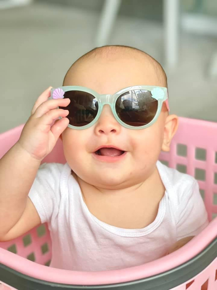 Sau bộ ảnh của Lisa, Hồ Ngọc Hà bất ngờ... "chơi lầy" với con trai Leon, khi cho cậu bé sử dụng lại chiếc kính điệu đà của chị gái. Nếu món đồ ấy xuất hiện cùng Lisa sang chảnh bao nhiêu, thì với Leon lại... gây cười bấy nhiêu. Trông cậu bé dù trong biểu cảm nào cũng gây cười, như đang diễn hài.