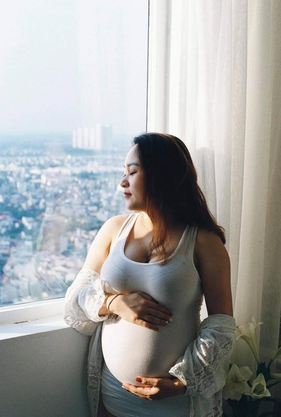 Nữ ca sĩ Thanh Lam xúc động viết: "Con được làm mẹ... Mẹ cầu mong cho mẹ tròn con vuông. Con sẽ hiểu sự thiêng liêng của tình mẫu tử".