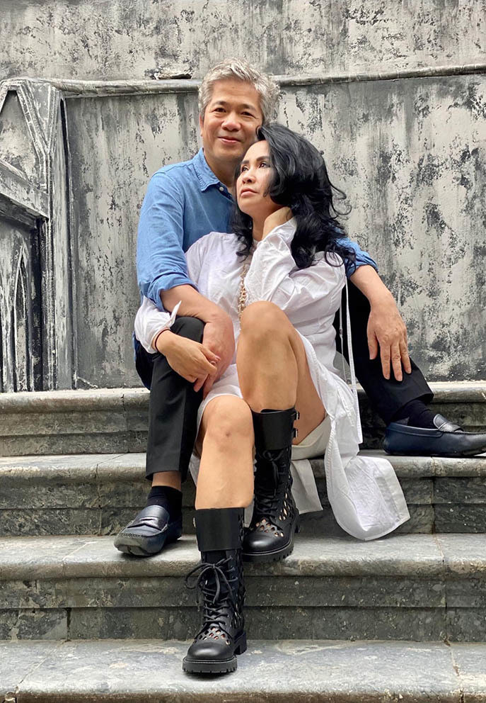 Diva Thanh Lam cùng bạn trai Tiến Hùng dạo phố sau khi Hà Nội vừa hết giãn cách xã hội. "Cứ để mọi thứ tự nhiên như chúng vốn là. Bên nhau với trái tim thuần khiết. Nên là sự bình an từ trí tuệ", nữ ca sĩ viết.