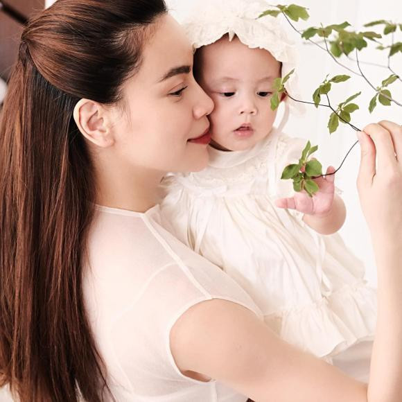 Hồ Ngọc Hà cùng con gái Lisa diện đầm công chúa tông màu pastel. "Hai mẹ con đều điệu", nữ ca sĩ chú thích.