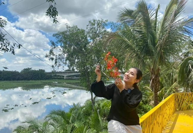Cát Tường hồi tưởng thủa học trò khi ngắm nhìn chùm hoa phượng vĩ.