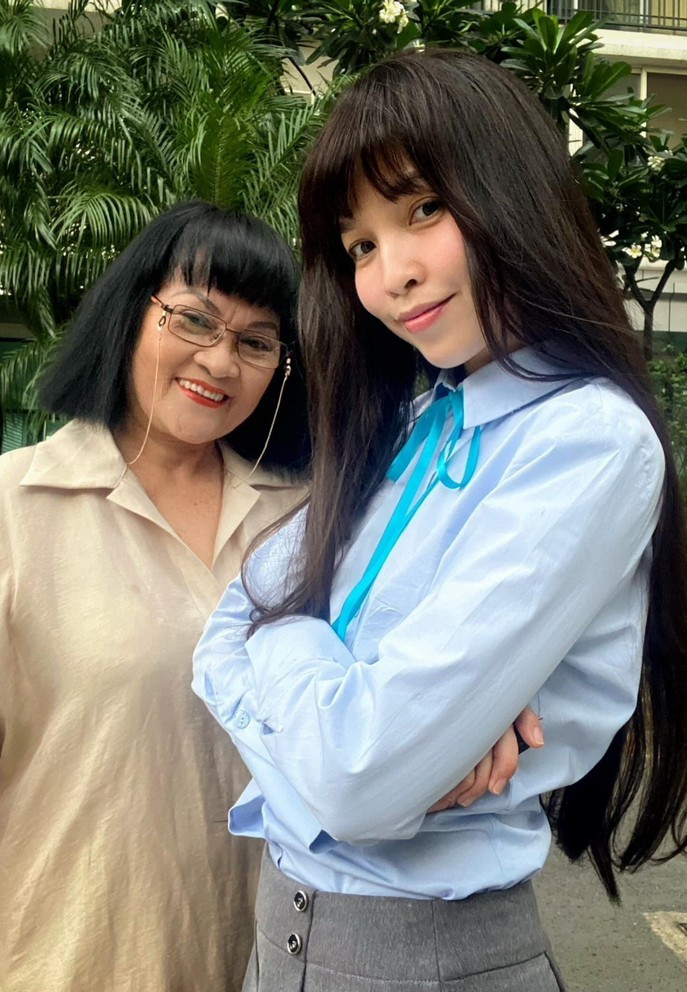 Hiền Thục trông như nữ sinh khi chụp ảnh bên người mẹ 70 tuổi.