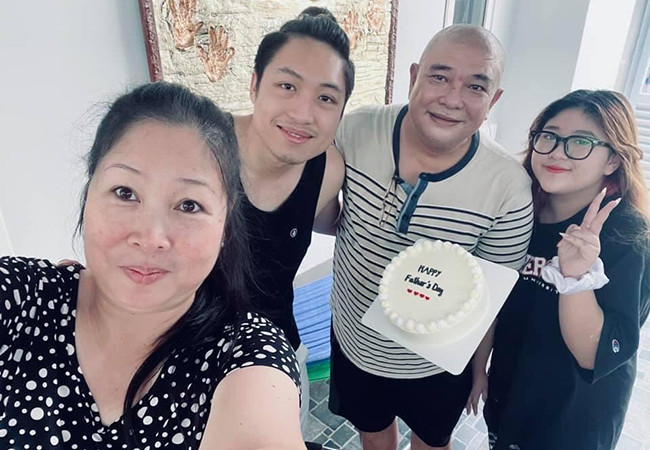 NSND Hồng Vân đăng tải loạt ảnh hạnh phúc bên gia đình nhân dịp 'Ngày của cha'. Nữ nghệ sĩ cùng các con tươi cười vui vẻ, thể hiện tình cảm với ông xã Lê Tuấn Anh. Đây cũng là lần đầu tiên chị xuất hiện sau lùm xùm chuyện quảng cáo và showbiz những ngày qua.