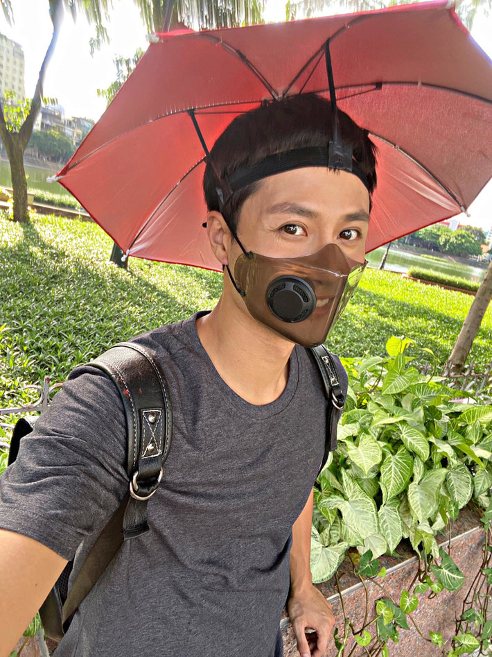 Thanh Sơn nói vui: "Nhét mấy củ xả vào trong người cảm giác như vừa làm việc vừa được xông hơi". Tuy nhiên anh vẫn còn may mắn vì không phải mặc vest đóng phim dưới cái nóng đổ lửa. Nam diễn viên phải chuẩn bị cho mình chiếc ô đặc biệt để tránh nắng.