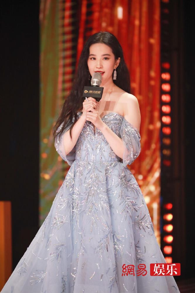 iệc lựa chọn trang phục chưa tinh tế lại có tông màu sáng khiến "thần tiên tỷ tỷ" lộ thân hình đô con thừa cân, đặc biệt là bắp tay to.