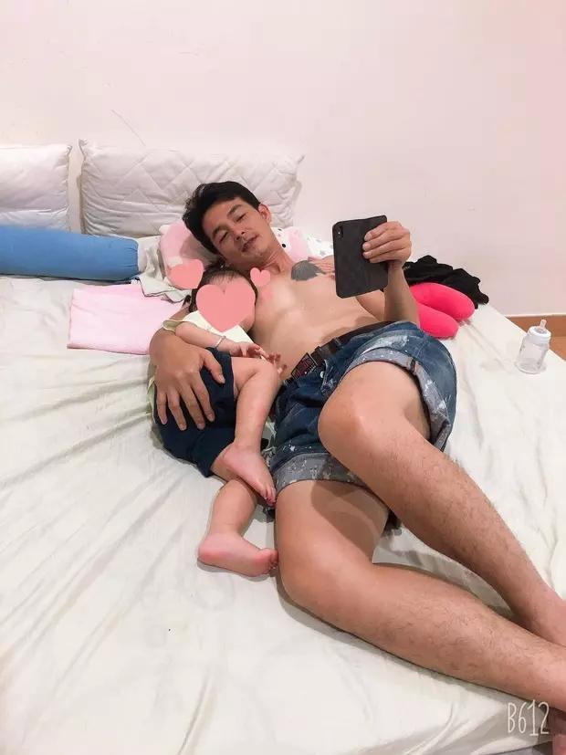 ình xăm của "người từng thương" không bị bôi, xóa trên da thịt Quách Ngọc Ngoan. Về phía mình, Phượng Chanel vẫn dành cho tình cũ sự trân trọng, cho rằng anh là người đàn ông tốt. "Ở bên nhau 6 năm là khoảng thời gian rất hạnh phúc của tôi. Anh Ngoan là một người tốt, luôn yêu thương và chiều chuộng tôi hết lòng. Chia tay cũng không phải vì lỗi của bất kỳ ai. Sau khi chia tay chúng tôi vẫn là bạn bè tri kỷ, có công việc gặp gỡ vẫn vô cùng bình thường. Cả tôi và anh Ngoan đều mong những điều tốt đẹp nhất dành cho đối phương", Phượng Chanel chia sẻ trên Pháp Luật & Bạn Đọc.