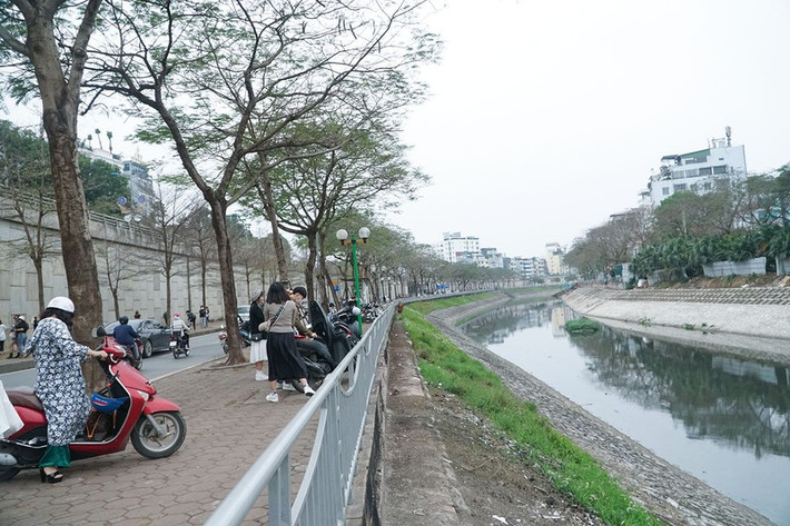 hời gian gần đây nhiều người dân Hà Nội đặc biệt là giới trẻ Hà Nội đổ xô đến một đoạn đường nằm ven bờ sông Tô Lịch để chụp ảnh. Ai cũng bất ngờ bởi vẻ đẹp thơ mộng ở nơi đây.