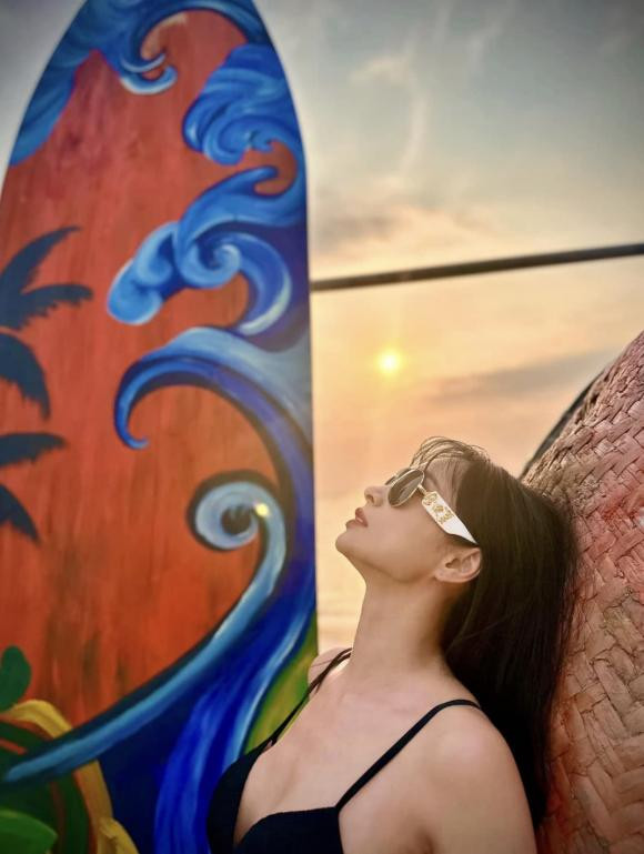 Mới đây, Thuý Hạnh vừa tung bộ ảnh diện bikini tạo dáng bên bãi biển cực bắt mắt, quyến rũ trên trang Facebook cá nhân. Theo đó, người đẹp tự tin khoe đôi chân dài miên man cùng vòng eo thon gọn khó cưỡng. Không những vậy, làn da trắng nõn nà cùng visual đỉnh cao của nữ siêu mẫu khiến netizen phải thả tim rần rần.