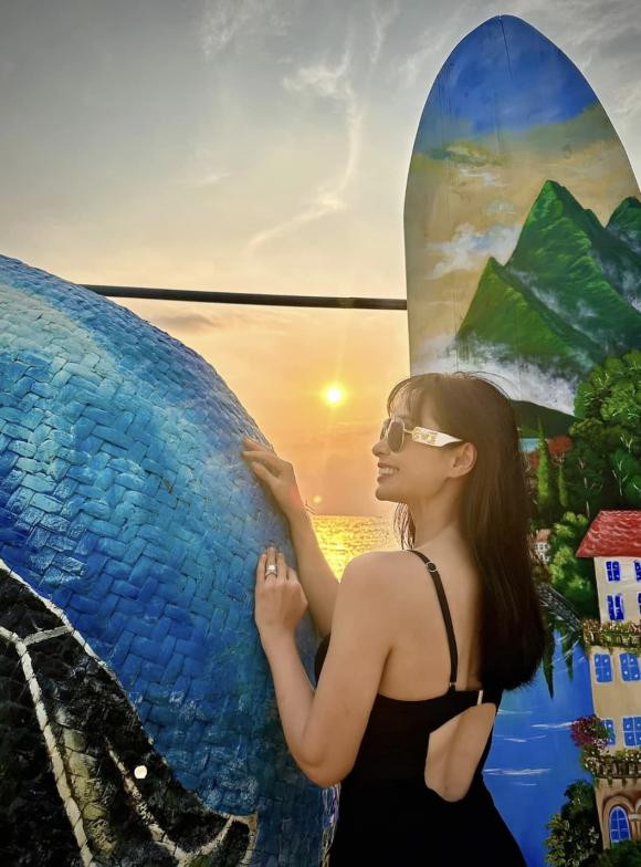 Bên cạnh đó, dù đã bước qua tuổi 46 và trải qua hai lần sinh nở nhưng có thể thấy, nhan sắc của Thuý Hạnh vẫn quyến rũ, trẻ như gái đôi mươi. Sau khi bài viết đăng tải đã nhận được nhiều lượt yêu thích từ đông đảo khán giả. Dưới phần bình luận, cộng đồng mạng không ngừng xuýt xoa vì vẻ đẹp vượt thời gian của cô.