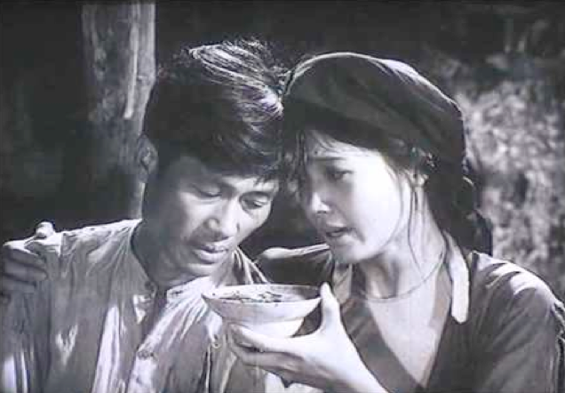 Điển hình cho cái nghèo còn phải kể đến vai diễn của Lê Vân trong phim "Chị Dậu". Để có tiền nộp siêu, chị Dậu phải cắn răng bán cả chó lẫn con.